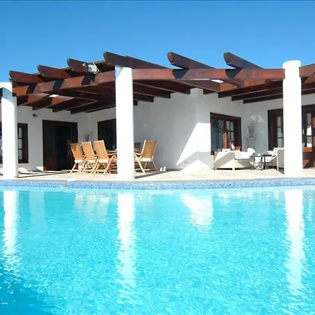 Вилла In Puerto Del Carmen Sleeps 8 Includes Swimming Pool And Air Con Пуэрто дель Кармен