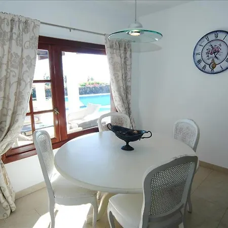 Вилла In Puerto Del Carmen Sleeps 8 Includes Swimming Pool And Air Con