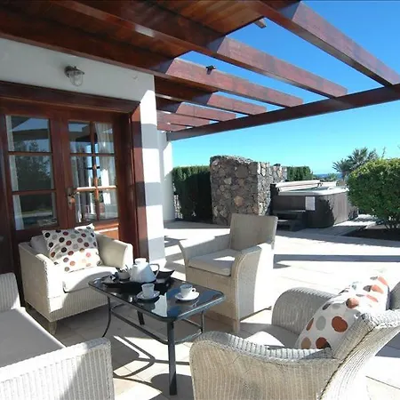 Вилла In Puerto Del Carmen Sleeps 8 Includes Swimming Pool And Air Con