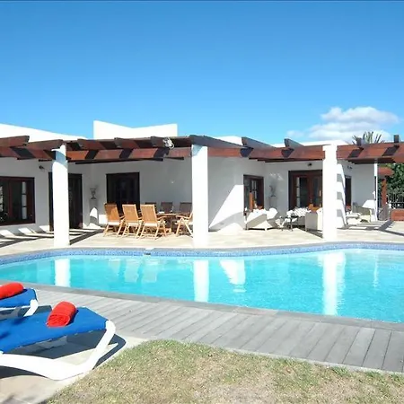Villa In Puerto Del Carmen Sleeps 8 Includes Swimming Pool And Air Con *